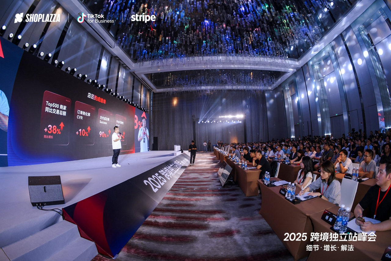 店匠科技创始人兼 CEO 李俊峰现场演讲.png 店匠科技创始人兼 CEO 李俊峰现场演讲.png
